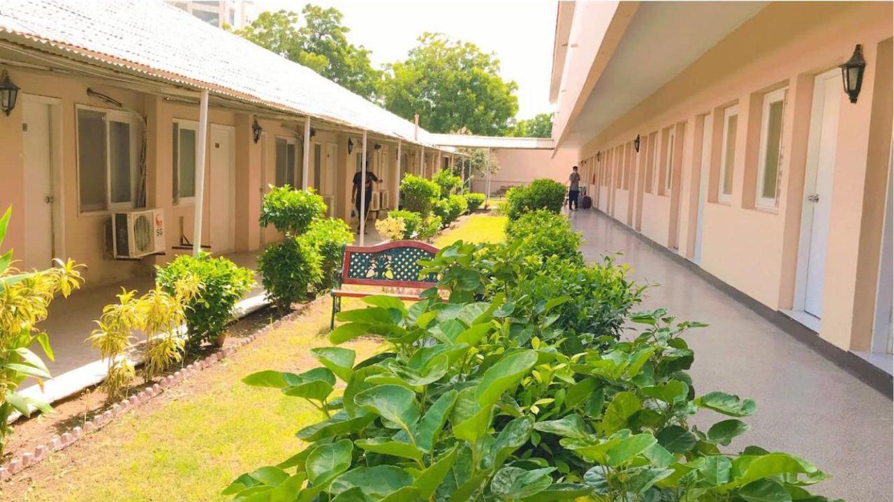 Airport Hotel Karachi Exterior photo